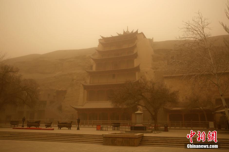 甘肅敦煌遭遇強(qiáng)沙塵暴天氣 黃沙遮天蔽日