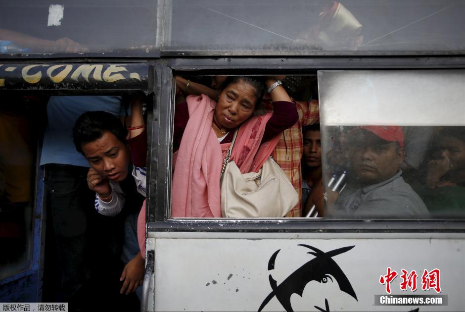 尼泊爾公交限量發(fā)車 乘客“包圍”巴士