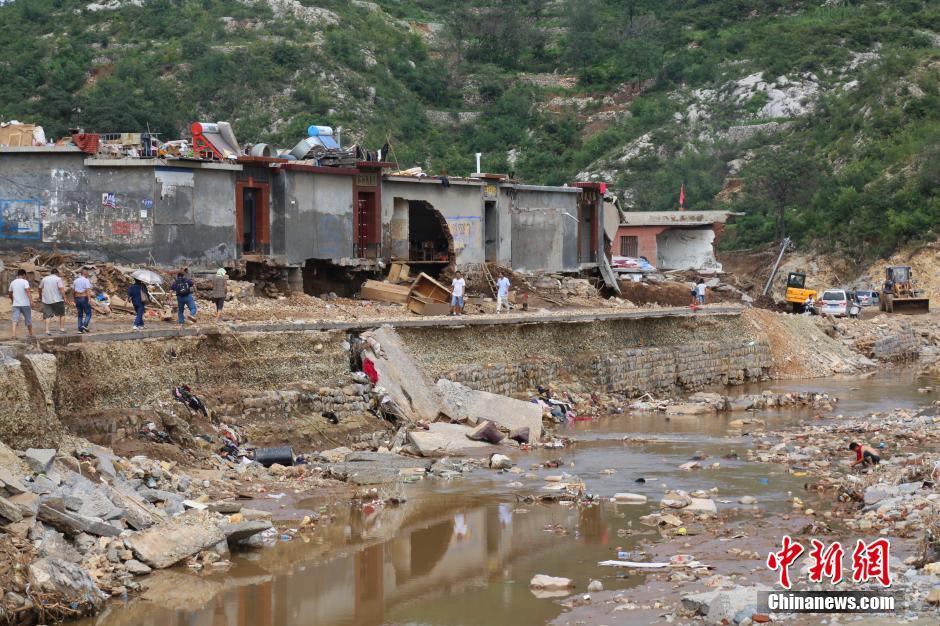 圖為都里鎮(zhèn)小河兩岸的民宅受損嚴重。