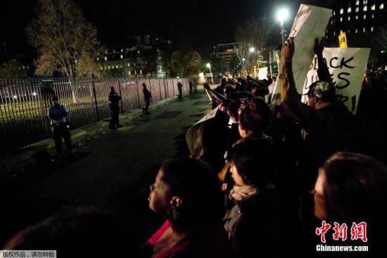 美國白宮前擠滿了抗議槍殺黑人青年的白人警察免遭起訴案件的美國民眾。