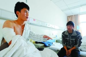 郝峰（左）面臨欠費(fèi)停藥窘境。本報首席記者 裴強(qiáng) 攝