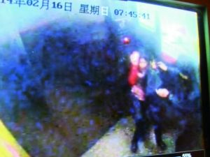 男子尾隨侯某進入電梯。