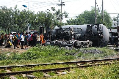 北京一水泥罐車道口搶行撞火車 罐車側(cè)翻火車受損