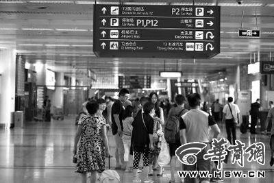 昨日,西安咸陽(yáng)國(guó)際機(jī)場(chǎng),等候行李消息的乘客焦急地徘徊等待 華商報(bào)記者 袁琛 攝