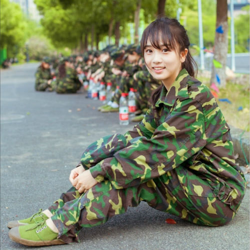 浙大軍訓(xùn)女神曝光