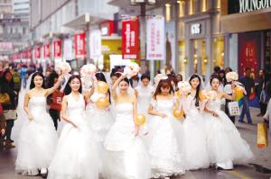 十位單身美女身穿白色婚紗在南坪步行街為愛奔跑