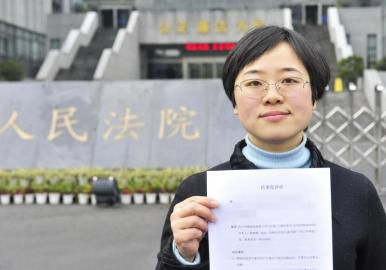 12月3日，起訴代理人出示公訴書。