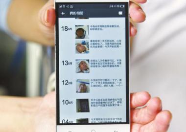 楊曉華的上百條朋友圈記錄了她陪伴男友抗病的歷程。
