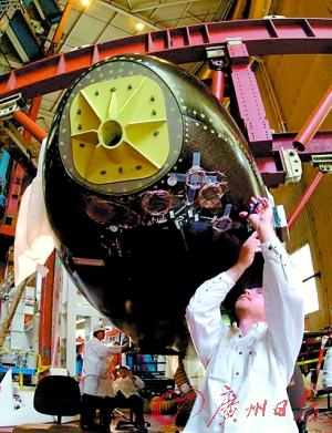 工作人員在建造X—37B宇宙飛船的模型。（資料圖片）