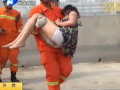 女子要跳樓 究竟為哪般？