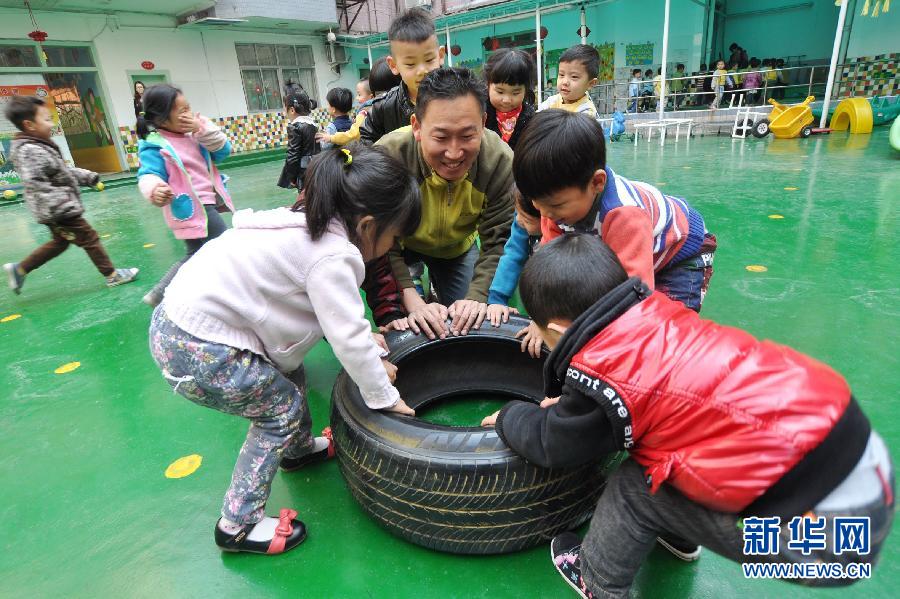 "租"男幼師上體育課 "租"男幼師上體育課