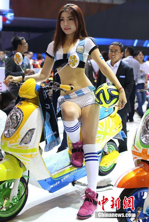 美女模特?fù)屟劢K國際自行車電動車交易會 美女模特?fù)屟劢K國際自行車電動車交易會