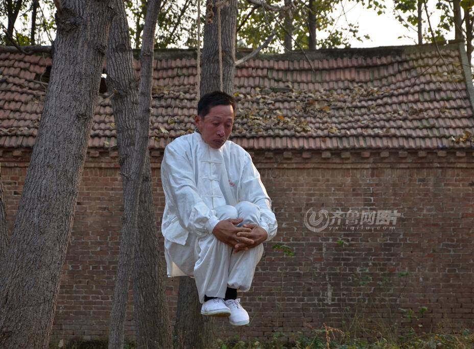 山東武術(shù)達人修煉“仙人掛畫” 獨門絕技瀕臨失傳 山東武術(shù)達人修煉“仙人掛畫” 獨門絕技瀕臨失傳