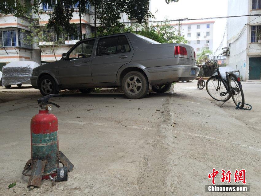 廣西一小區(qū)停車出奇招 業(yè)主圈地私建泊車位